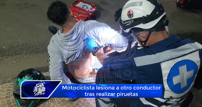 Motociclista lesiona a otro conductor tras realizar piruetas