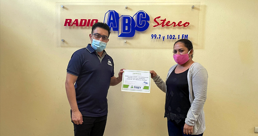Luis René Barrantes hace entrega del certificado de regalo a la ganadora. Foto: Radio ABC Stereo