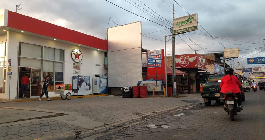 Los negocios debe regirse por la Ley de Rótulos. Foto: Roberto Mora/Radio ABC Stereo