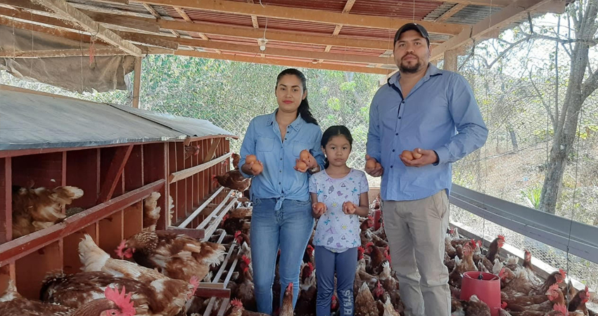 Familia y equipo de trabajo. Foto: Famnuel Úbeda/Radio ABC Stereo