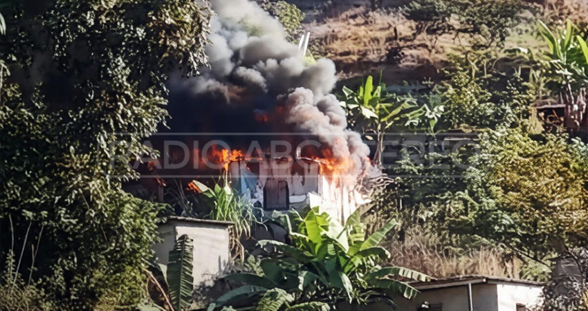 Pérdidas totales. El incendio se originó después que un cable de energía hiciera contacto con el techo de la vivienda donde habitaban seis personas.