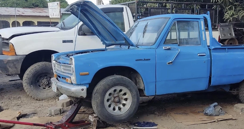 El mecánico se encontraba trabajando debajo de un vehículo, cuando una gata hidráulica se resbaló.
