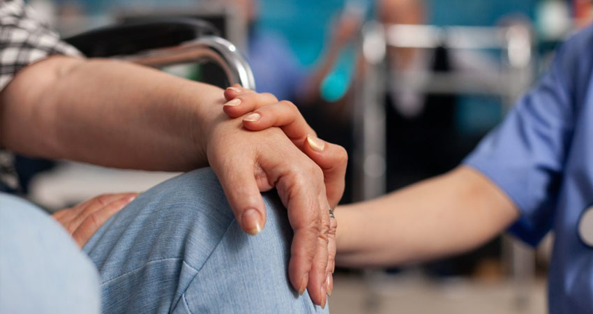 El impacto emocional que recibe un cuidador ante un diagnóstico suele ser profundo. Foto de referencia