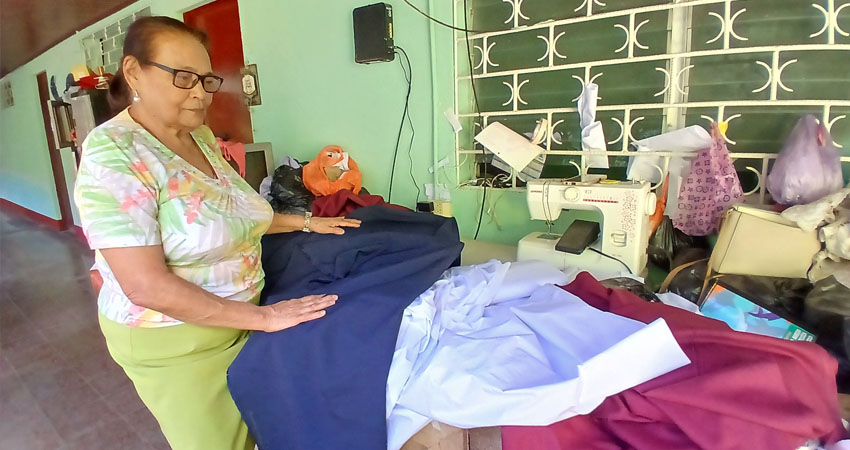 Alta demanda mantiene activos a talleres de costura. Foto: Byron Altamirano/Radio ABC Stereo