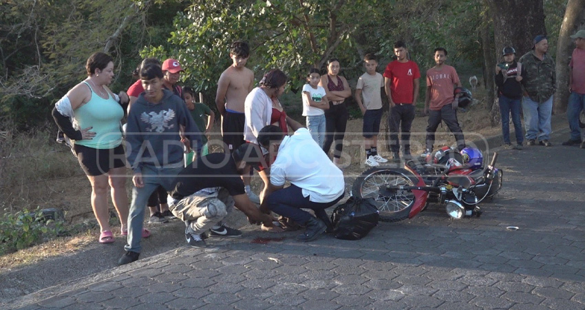Los dos ocupantes de la moto impactaron contra el pavimento. Foto: José Enrique Ortega/Radio ABC Stereo
