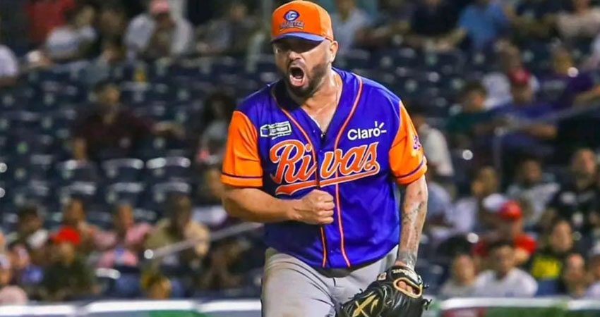 Tiago Da Silva a ratificar esta noche el dominio que ha ejercido ante los Leones en la actual temporada. Foto Cortesía/APBN