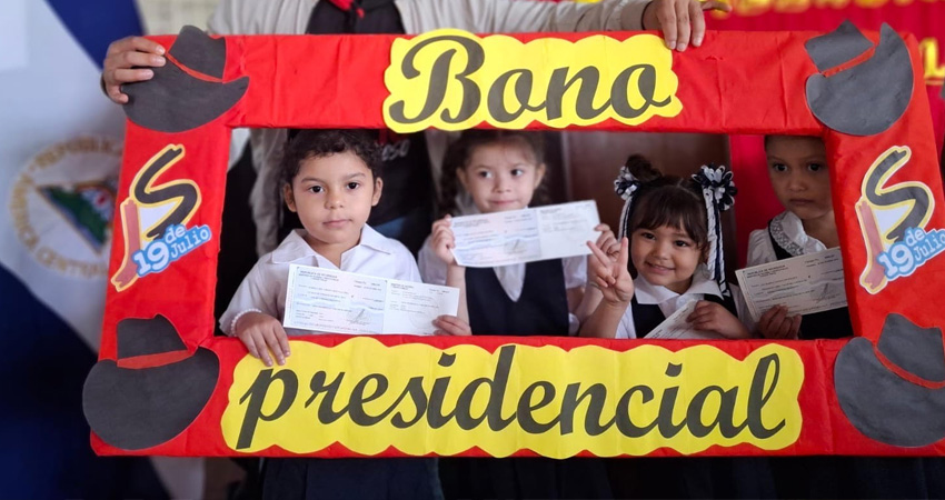 Entrega de bono escolar en Estelí. Foto: José Enrique Ortega/Radio ABC Stereo