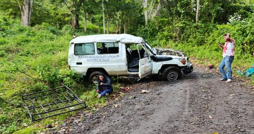 La ambulancia impactó contra una motocicleta en una bajada pronunciada.