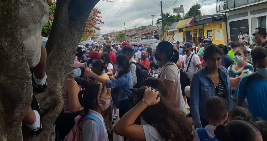 Aglomeración fuera de centros escolares. Foto: Roberto Mora/Radio ABC Stereo
