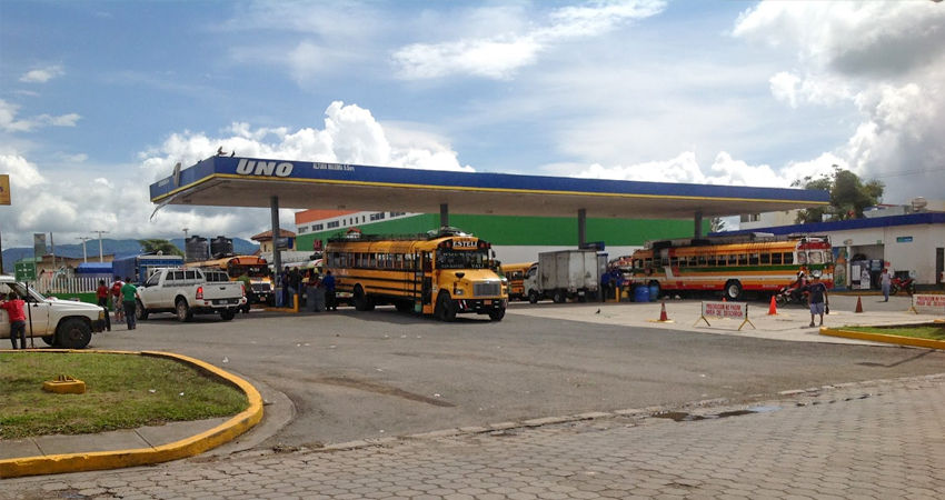 Conductores se quejan por el alza. Foto: Roberto Mora/Radio ABC Stereo