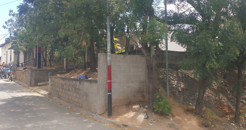 Pese a los esfuerzos de los vecinos y de la municipalidad, personas siguen llegando al lugar a depositar residuos que generan contaminación.