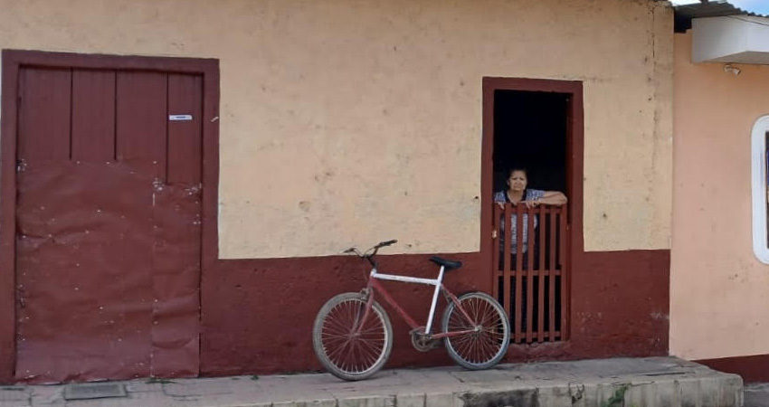 En un foco de contaminación se ha convertido un punto del barrio Igor Ubeda de Estelí, donde una adulta mayor denuncia ser afectada por el envenenamiento de gatos.