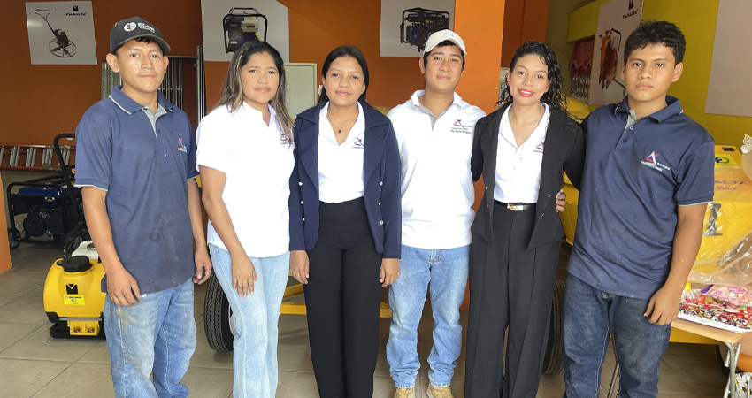 La actividad de ampliación se llevó a cabo junto a todo el equipo de Construcciones JARQUING. Foto: José Enrique Ortega/Radio ABC Stereo
