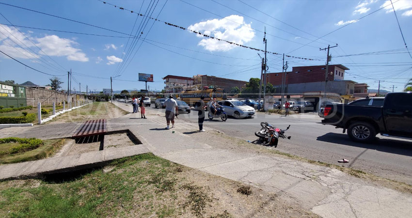 Motocicleta impacta con la parte trasera de un vehículo. Foto: José Enrique Ortega/Radio ABC Stereo