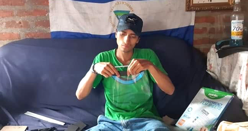 Kevin Pérez es uno de los jóvenes que elabora y oferta los protectores faciales. Foto: Cortesía