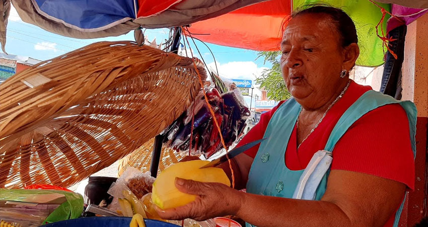 Esta comerciante de 60 años lleva décadas vendiendo afuera del centro escolar. Foto: Famnuel Úbeda/Radio ABC Stereo