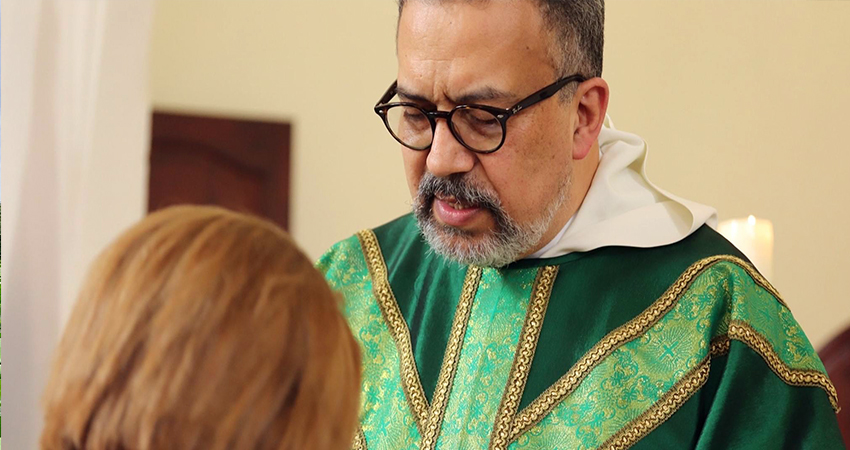 El padre Jaime Valdivia Pinell sigue internado en el hospital. Foto: Cortesía