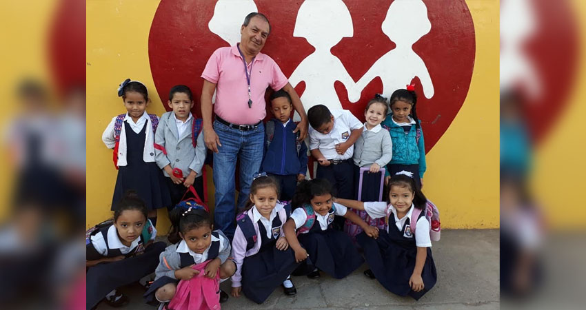 Don Chema junto a los niños que viajan con él. Foto: Cortesía/Radio ABC Stereo