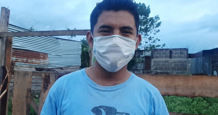 José Manuel Potoy ha salido adelante gracias al lenguaje de señas. Foto: Famnuel Úbeda/Radio ABC Stereo