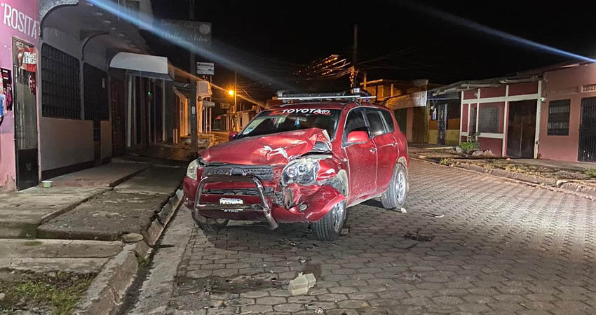 Camioneta se encontraba estacionada cuando recibió el impacto. Foto: Cortesía