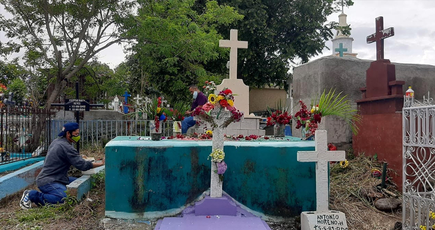 Pocas personas visitaron a sus deudos. Foto: Famnuel Úbeda/Radio ABC Stereo