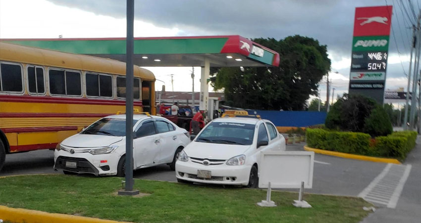 Los cadetes de taxi en Estelí trabajan con entusiasmo para atender la alta demanda durante las fiestas navideñas. Foto: Cristhofer Rodríguez/Radio ABC Stereo