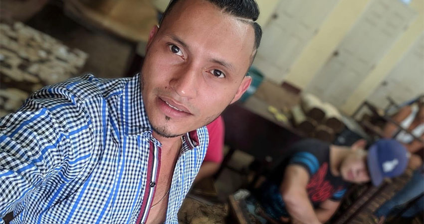 Marlon ha combinado la música con la elaboración de puros. Foto: Cortesía/Radio ABC Stereo