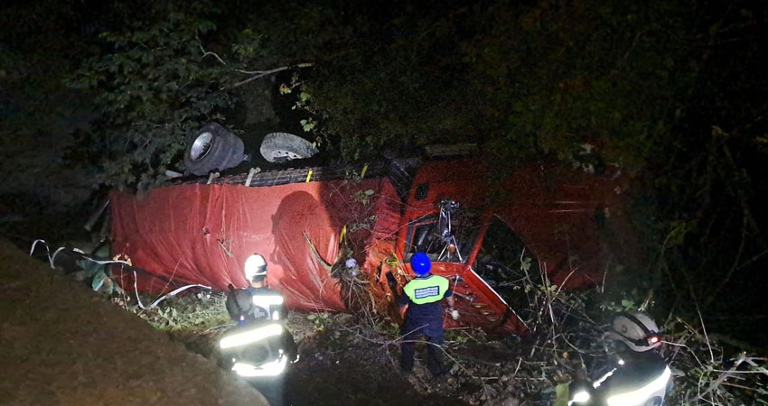 Producto del accidente, el conductor del camión resultó lesionado.