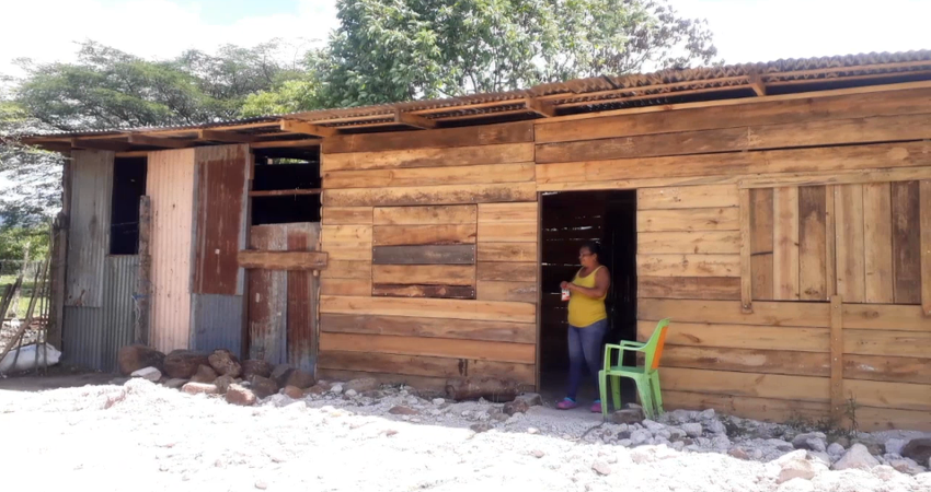 Reconstruyen vivienda de familia afectada por incendio