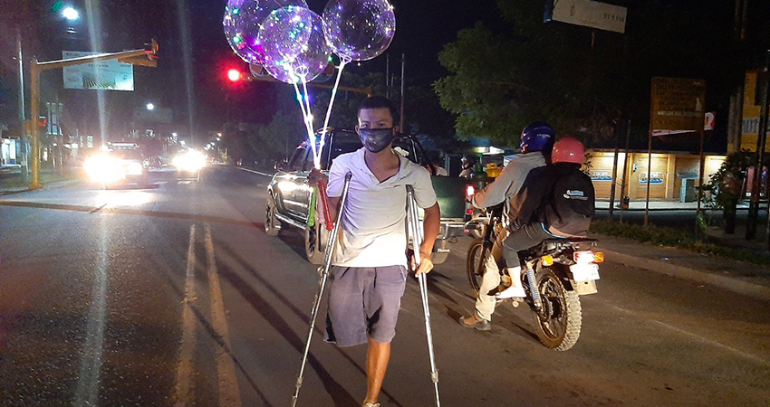 Se juega la vida vendiendo globos de colores