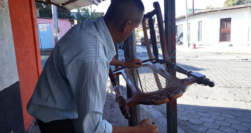 El arte de restaurar y tejer sillas