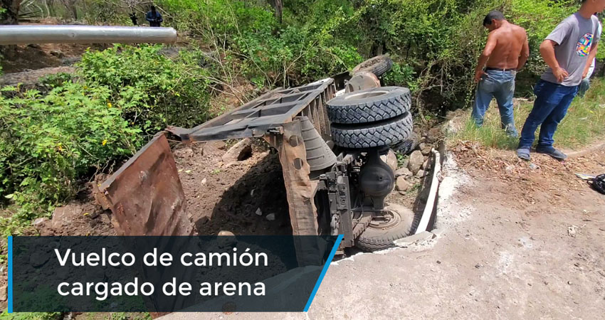 Camión se vuelca en un puente. Su conductor resultó ileso