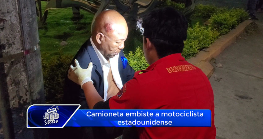 Motociclista extranjero sufre lesiones al ser impactado por una camioneta