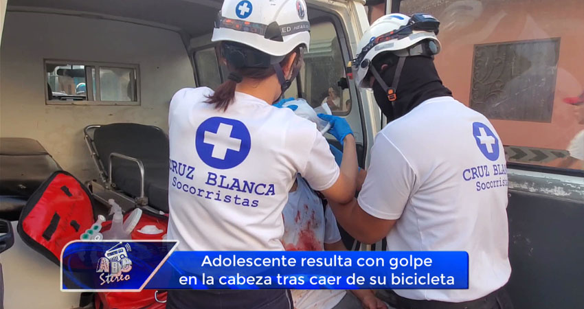 Adolescente resulta con golpe en la cabeza tras caer de su bicicleta
