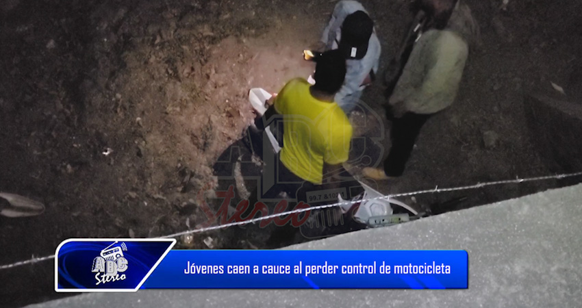 Jóvenes caen a cauce al perder control de motocicleta en Estelí