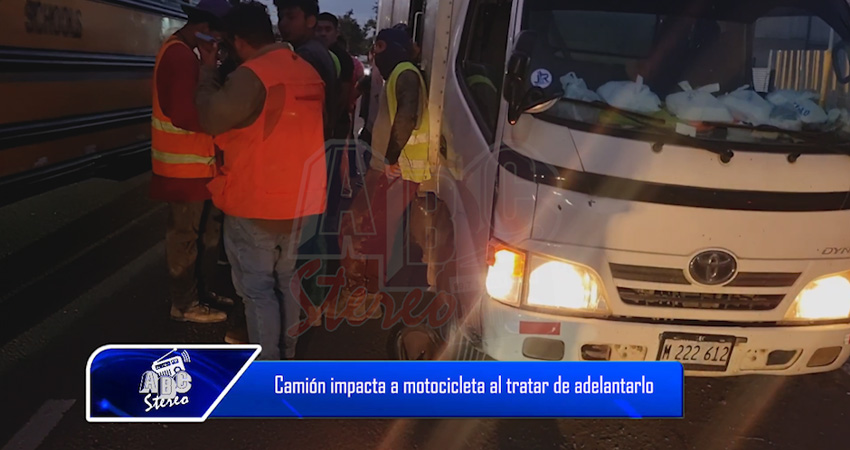 Camión impacta a motociclista al tratar de adelantarlo