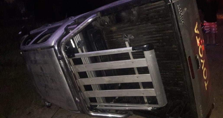 El vehículo quedó a un lado de la vía. Foto: Juan Fco. Dávila/Radio ABC Stereo El vehículo quedó a un lado de la vía. Foto: Juan Fco. Dávila/Radio ABC Stereo