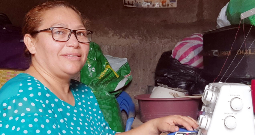 Brenda Ruíz indica que una forma es restaurar uniformes ya usados. Foto: Famnuel Úbeda/Radio ABC Stereo