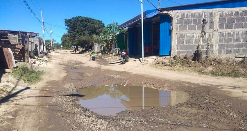 Pobladores esperan que la alcaldía responda a su demanda. Foto: Juan Fco. Dávila/Radio ABC Stereo Pobladores esperan que la alcaldía responda a su demanda. Foto: Juan Fco. Dávila/Radio ABC Stereo