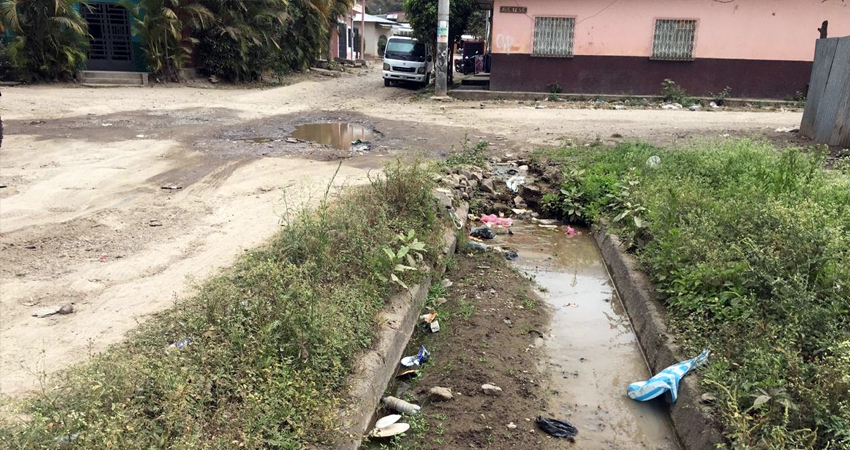 Calles y cauces en el barrio José Benito Escobar. Foto: Alba Nubia Lira/Radio ABC Stereo