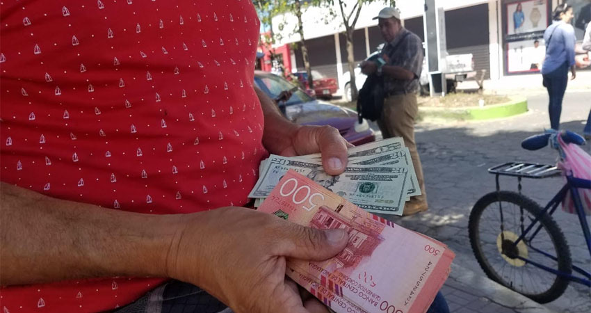 La compra de dólares es mucho mayor que la venta. Foto: Archivo/Radio ABC Stereo