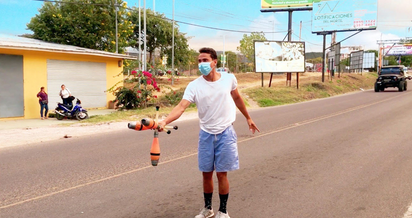 El semáforo de la salida sur es su escenario. Foto: Alba Nubia Lira/Radio ABC Stereo