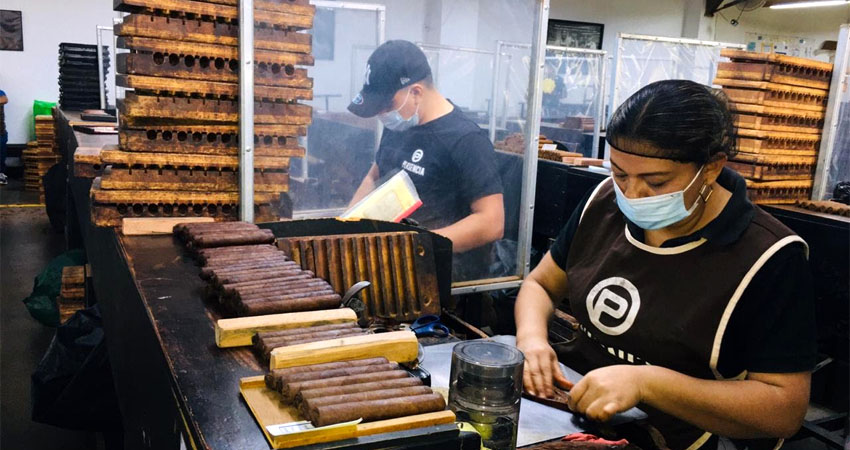 Mientras laboran los trabajadores deben usar mascarilla. Foto: Roberto Mora/Radio ABC Stereo Mientras laboran los trabajadores deben usar mascarilla. Foto: Roberto Mora/Radio ABC Stereo