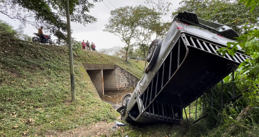 El conductor perdió el control de su camioneta y se volcó en una alcantarilla. Foto: Cortesía/Radio ABC Stereo El conductor perdió el control de su camioneta y se volcó en una alcantarilla. Foto: Cortesía/Radio ABC Stereo