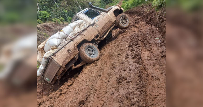La situación genera peligro al movilizarse, deteriora los vehículos y afecta la sacada de la cosecha de café. Foto: Cortesía/Radio ABC Stereo La situación genera peligro al movilizarse, deteriora los vehículos y afecta la sacada de la cosecha de café. Foto: Cortesía/Radio ABC Stereo