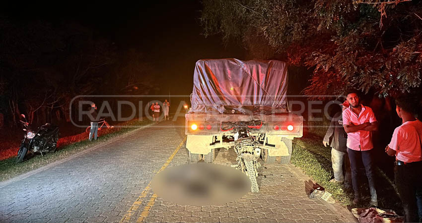 Motociclista se estrelló con la parte trasera de una rastra. Foto: Cortesía/Radio ABC Stereo Motociclista se estrelló con la parte trasera de una rastra. Foto: Cortesía/Radio ABC Stereo