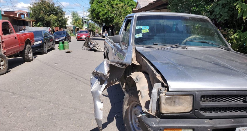 Repartidor de gas impactó contra una camioneta. Foto: José Enrique Ortega/Radio ABC Stereo Repartidor de gas impactó contra una camioneta. Foto: José Enrique Ortega/Radio ABC Stereo