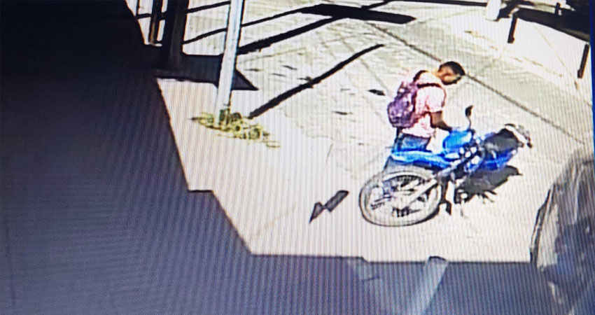 Autoridades esperan identificar al delincuente que robó la motocicleta. Foto: Captura de pantalla Autoridades esperan identificar al delincuente que robó la motocicleta. Foto: Captura de pantalla