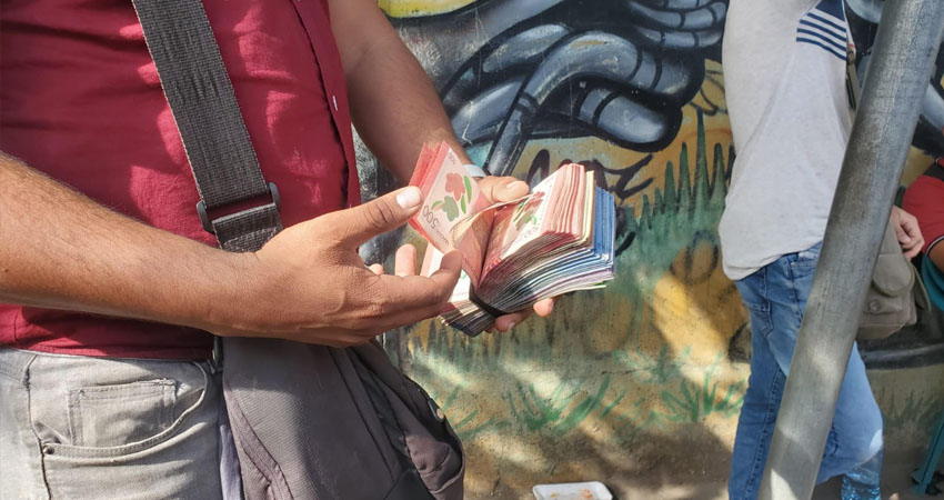 Cambistas beneficiados con el aumento de remesas. Foto: José Enrique Ortega/Radio ABC Stereo Cambistas beneficiados con el aumento de remesas. Foto: José Enrique Ortega/Radio ABC Stereo