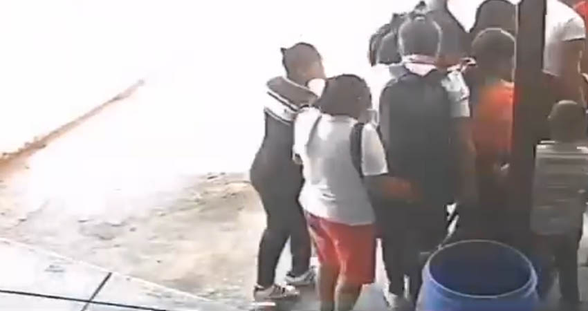 El robo quedó grabado en una cámara de seguridad. Foto: Captura de pantalla El robo quedó grabado en una cámara de seguridad. Foto: Captura de pantalla